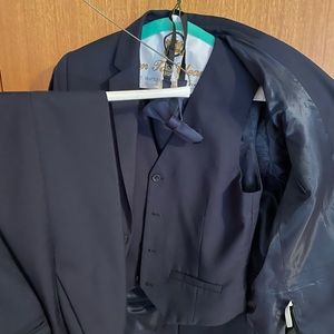 Boys 3- Piece Suit. Size 8-12.